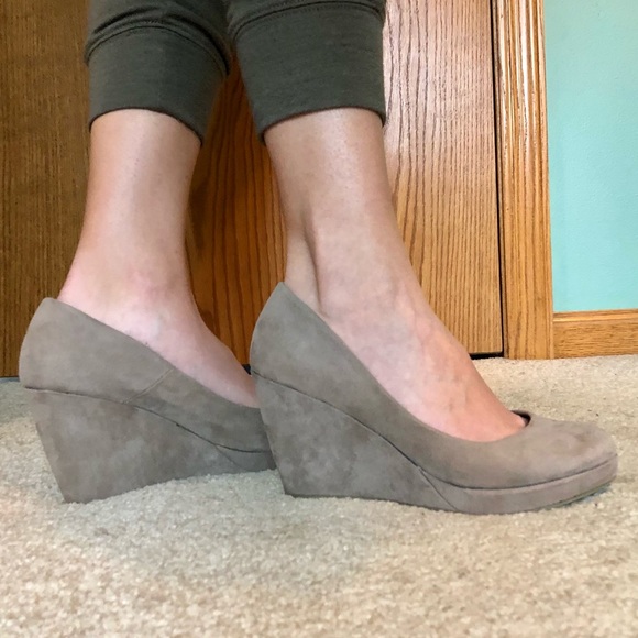 Women’s Size 8 Taupe Suede Wedges - Picture 6 of 10